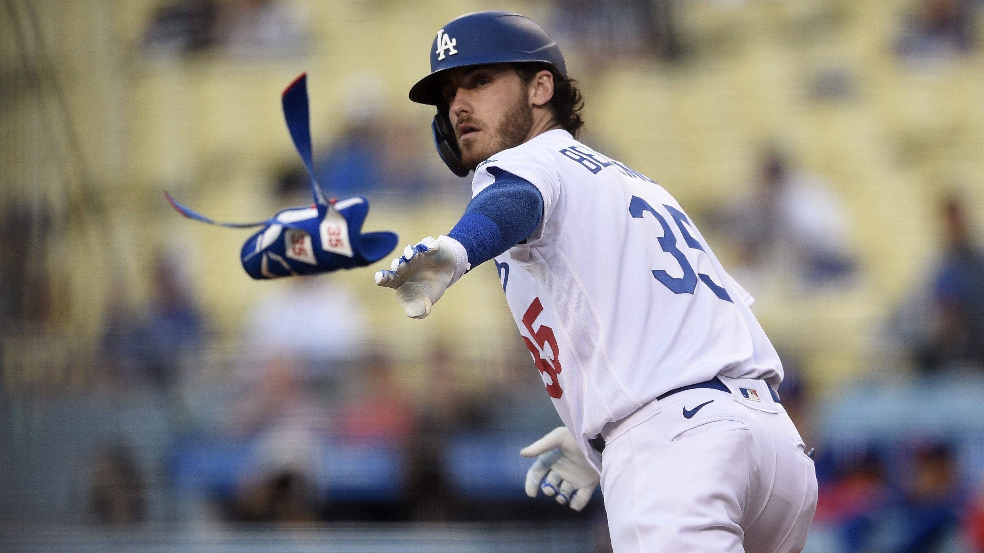 Cody 桌布 壁紙 — 身穿道奇隊球衣的棒球選手在日間比賽中專注地揮棒。