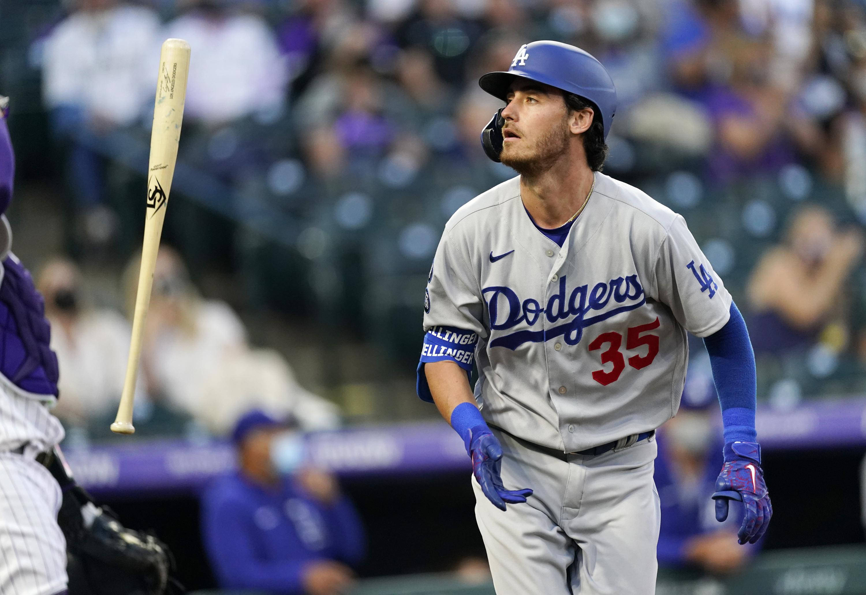 Cody 桌布 壁紙 — 身穿道奇隊球衣的棒球選手在比賽中於場上跨步揮棒，背景有觀眾。