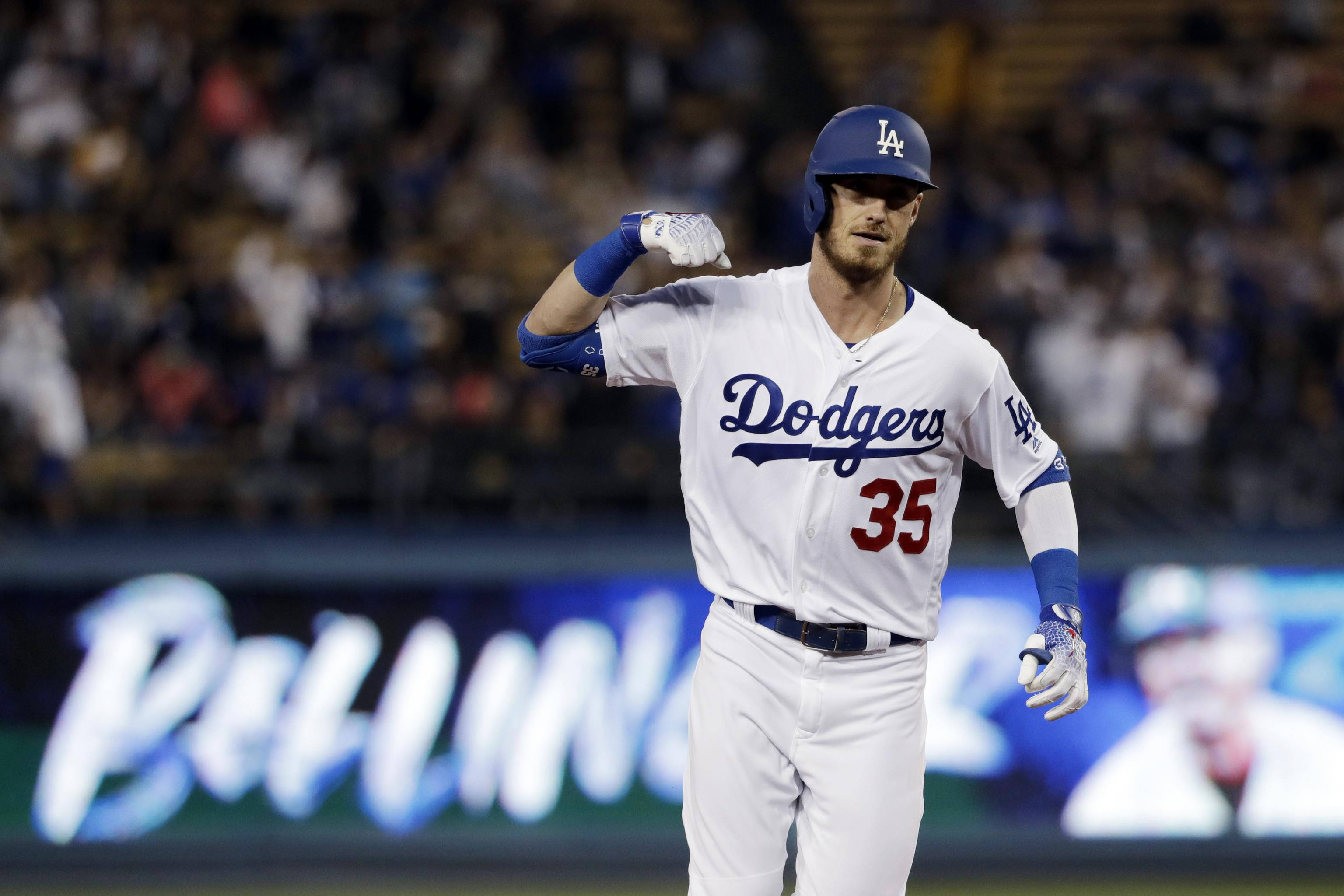 Cody 桌布 壁紙 — 身穿道奇隊球衣的棒球選手在球場燈光下高舉拳頭慶祝。