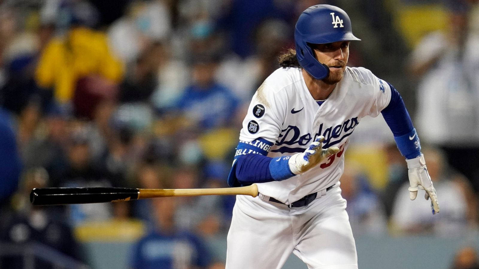Cody 桌布 壁紙 — 身穿道奇隊球衣的棒球選手在球場燈光下專注地揮棒擊球。