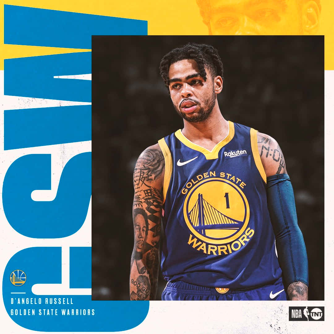 Dangelo Russell 桌布 壁紙 — 身穿金州勇士隊球衣的D'Angelo Russell在場館燈光下露出刺青，凝視前方。