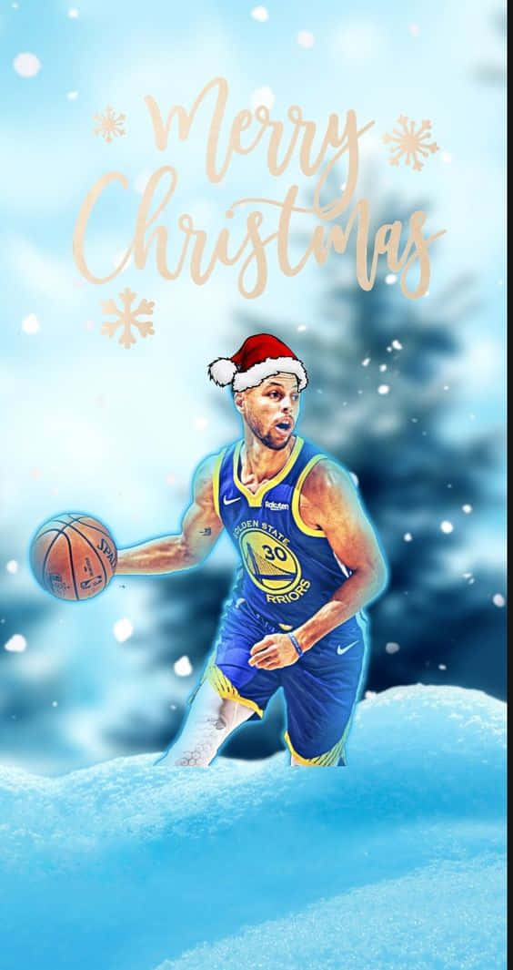 NBA聖誕節 桌布 壁紙 — 身穿金州勇士隊球衣的籃球運動員戴著聖誕帽，在雪景中運球，並帶有「Merry Christmas」文字。