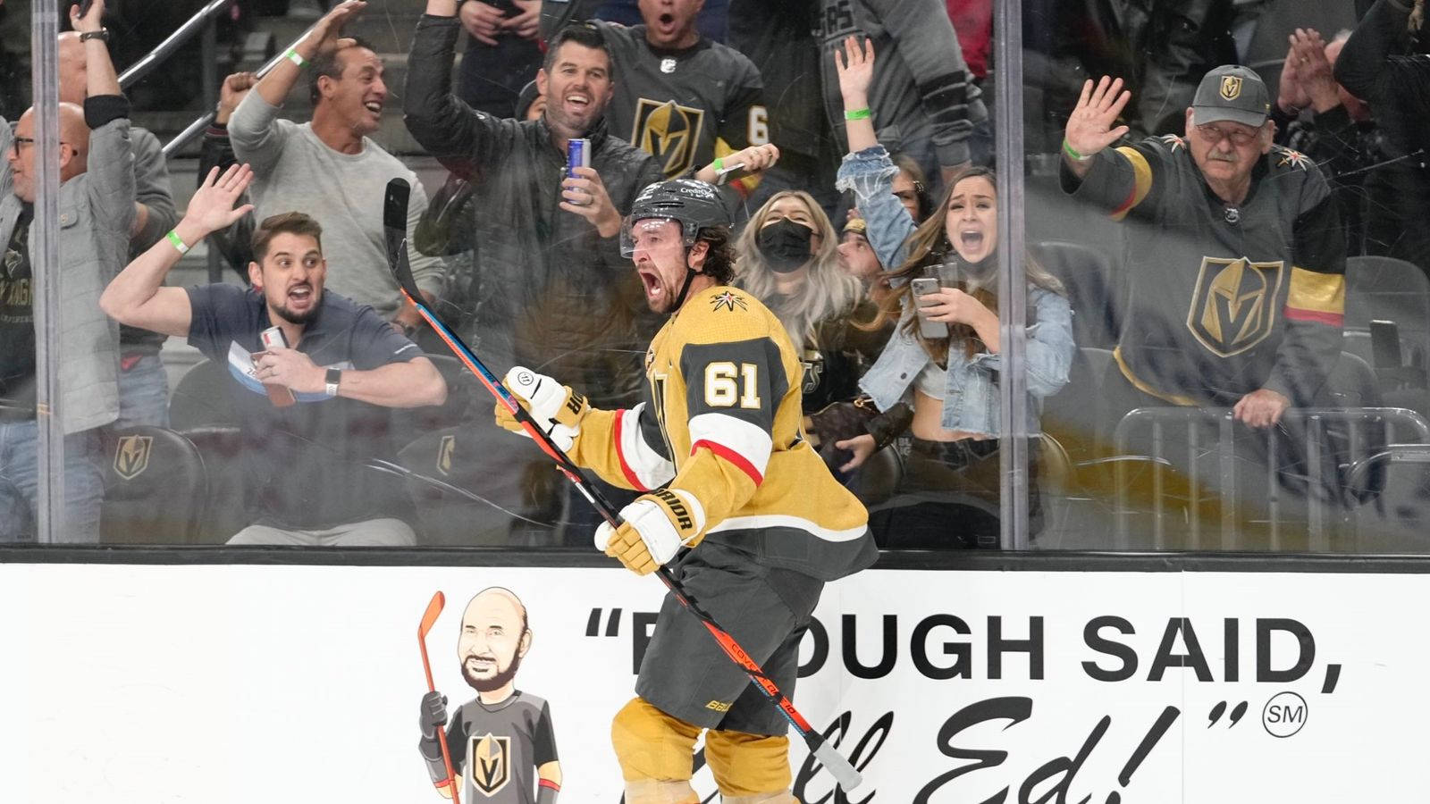 hockey 桌布 壁紙 — 身穿金色球衣的61號冰球運動員在冰上瘋狂慶祝，玻璃後面的球迷們狂喜地歡呼。