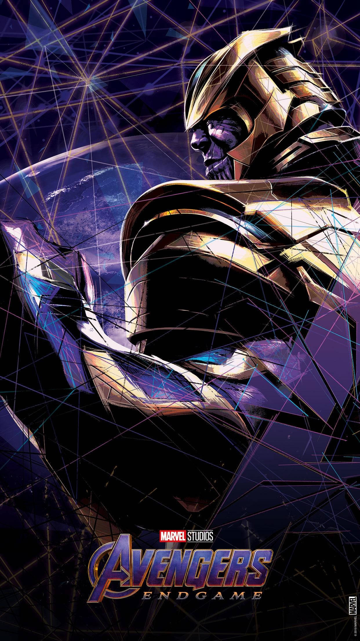 avengers android 桌布 壁紙 — 身穿金色盔甲的薩諾斯威嚴地站在破碎的宇宙背景前，周圍環繞著發光的紫色和藍色能量線。