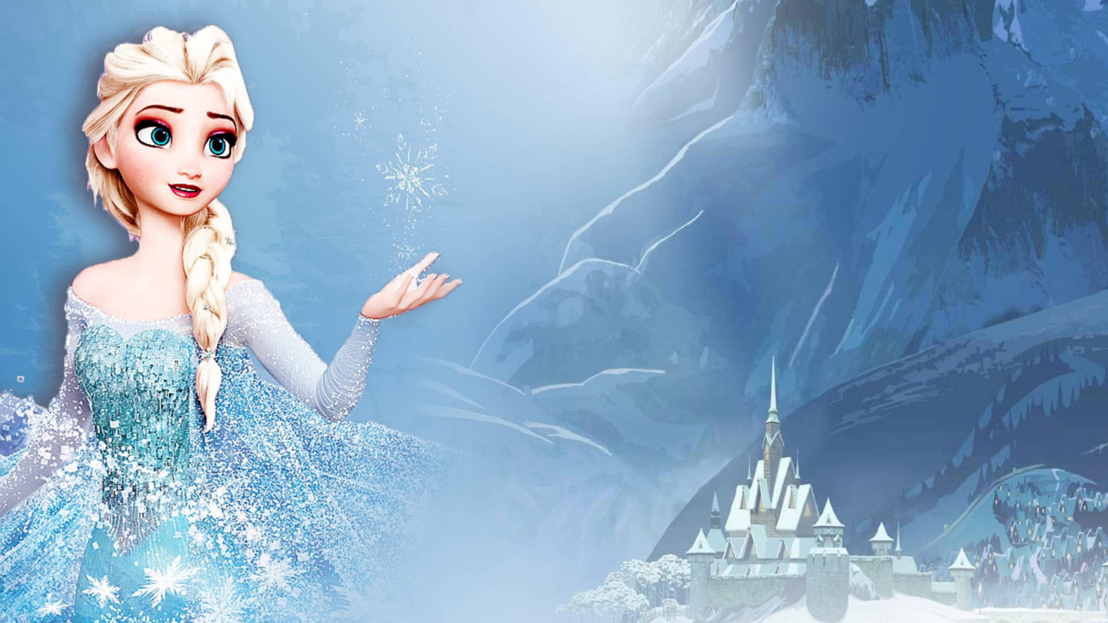Frozen Elsa 桌布 壁紙 — 身穿閃爍藍色長袍的艾莎公主在雪山和遠處冰城堡的背景下召喚雪花。