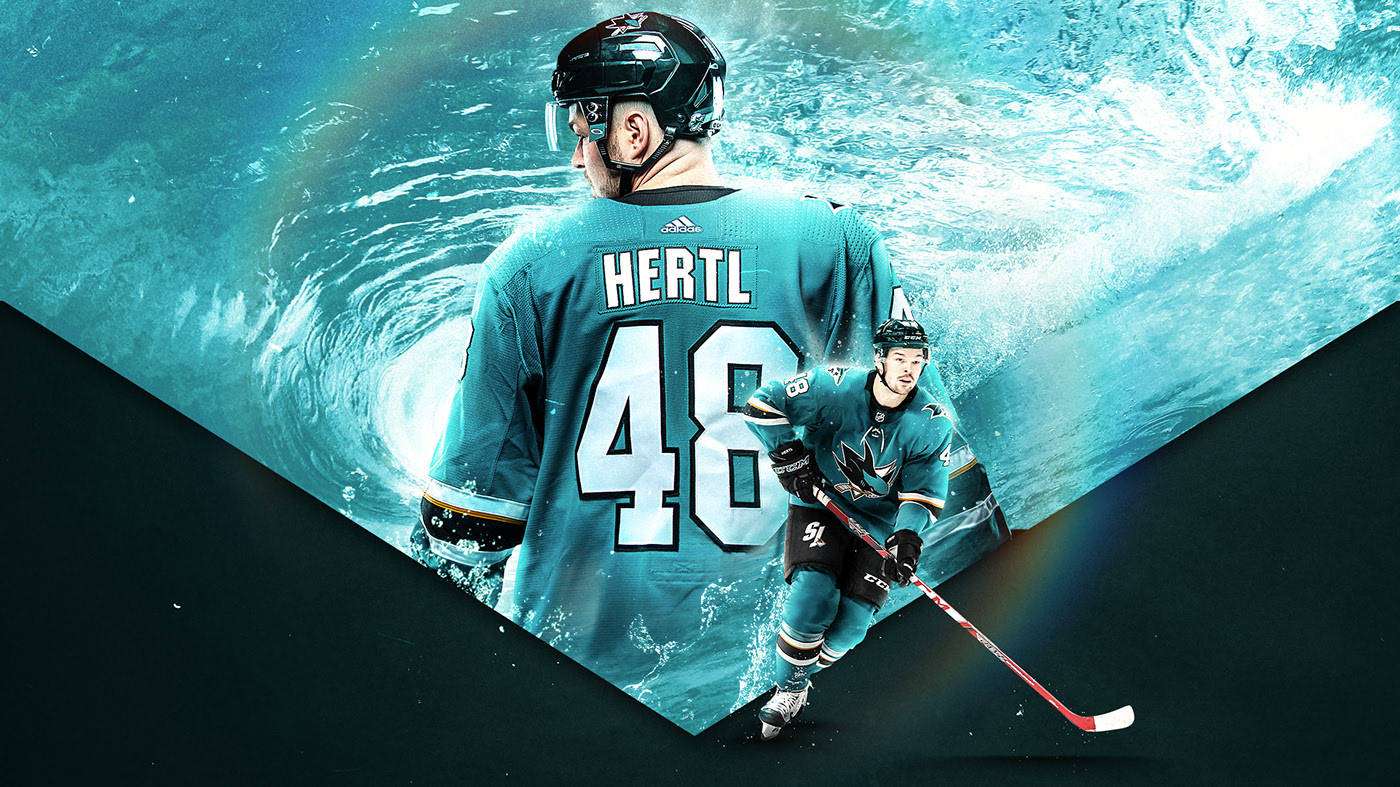 sharks 桌布 壁紙 — 身穿青綠色球衣的冰球運動員Hertl站在旋轉的藍色漩渦前，背光呈現，帶有彩虹光暈和動態水花效果。