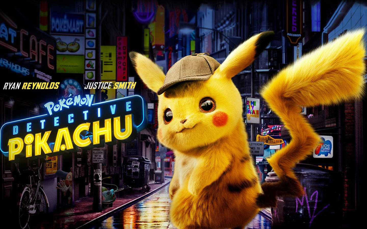 Pokemon Detective Pikachu 桌布 壁紙 — 身穿風衣和戴帽子的偵探皮卡丘站在霓虹燈照亮的雨街，帶有電影標題招牌。