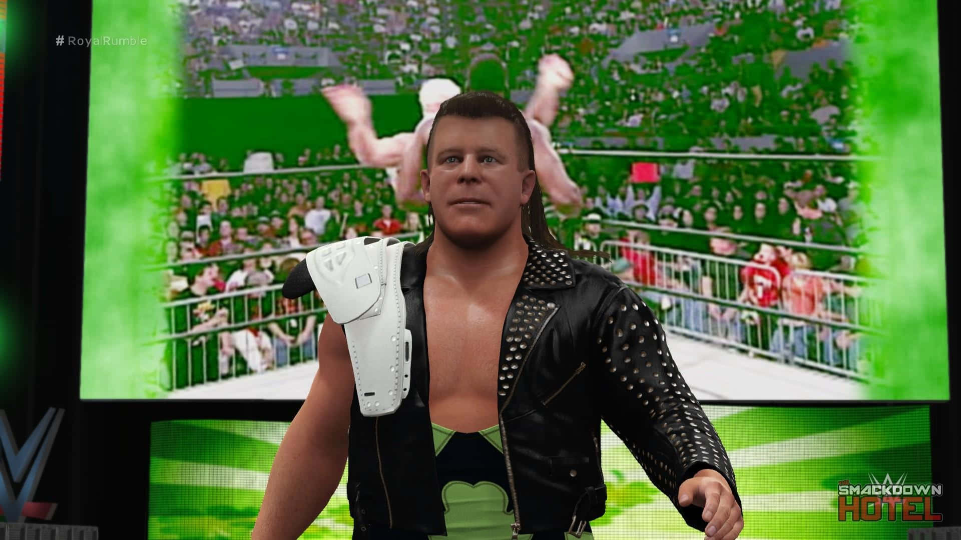 WWE 桌布 壁紙 — 身穿飾釘黑色外套和白色肩墊的摔角手站在擂台上，背景為綠色屏幕，顯示人群和另一位摔角手在半空中。