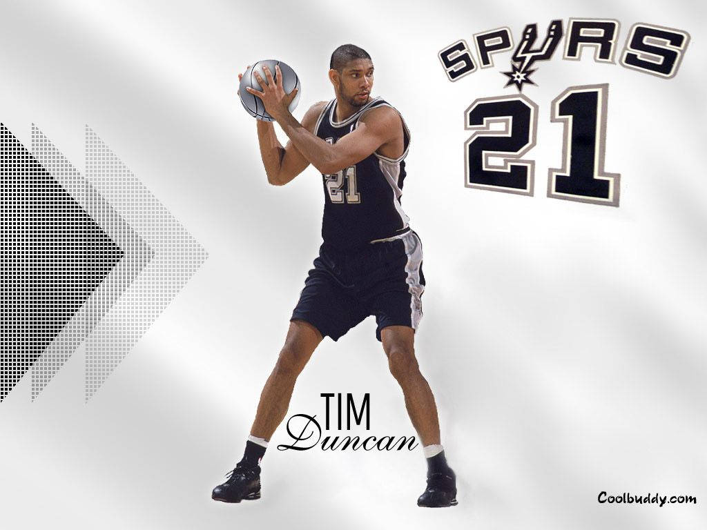 Tim Duncan 桌布 壁紙 — 身穿馬刺隊21號球衣的提姆·鄧肯準備在帶有幾何箭頭設計的時尚白色背景前投籃。