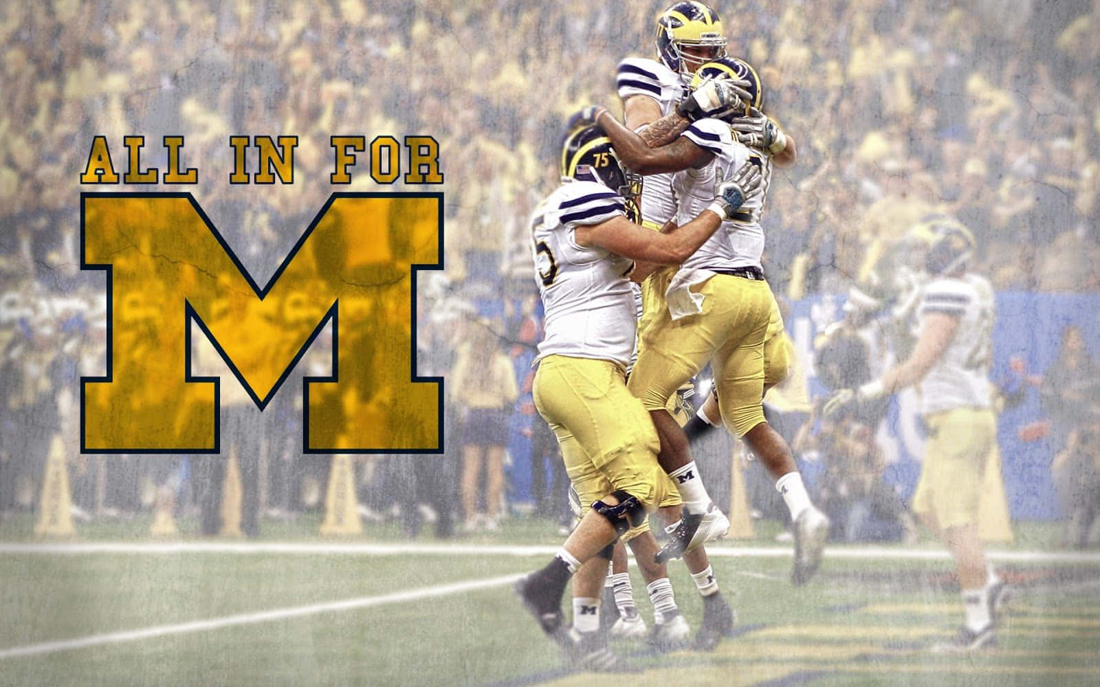 Michigan Wolverines 桌布 壁紙 — 身穿黃色和白色球衣的足球運動員在雨中球場上慶祝達陣，場上有大型「M」標誌和「ALL IN FOR」文字。
