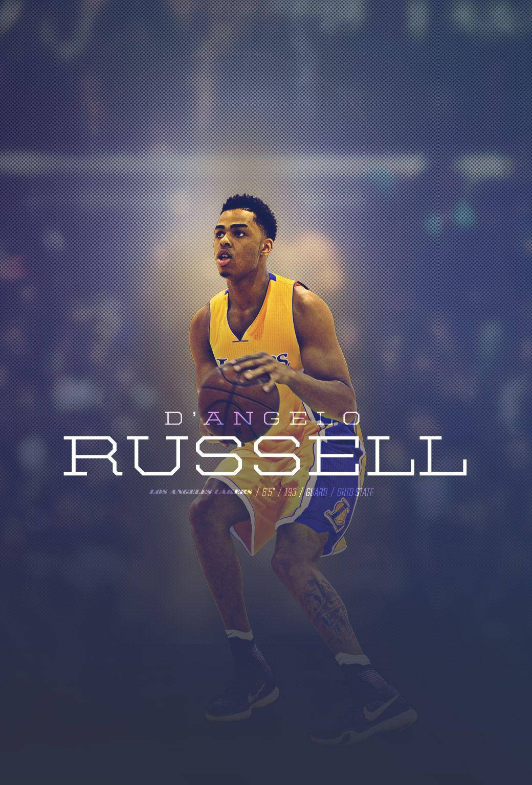  壁紙 — 身穿黃色湖人球衣的D'Angelo Russell在模糊的球場背景下專注地運球。