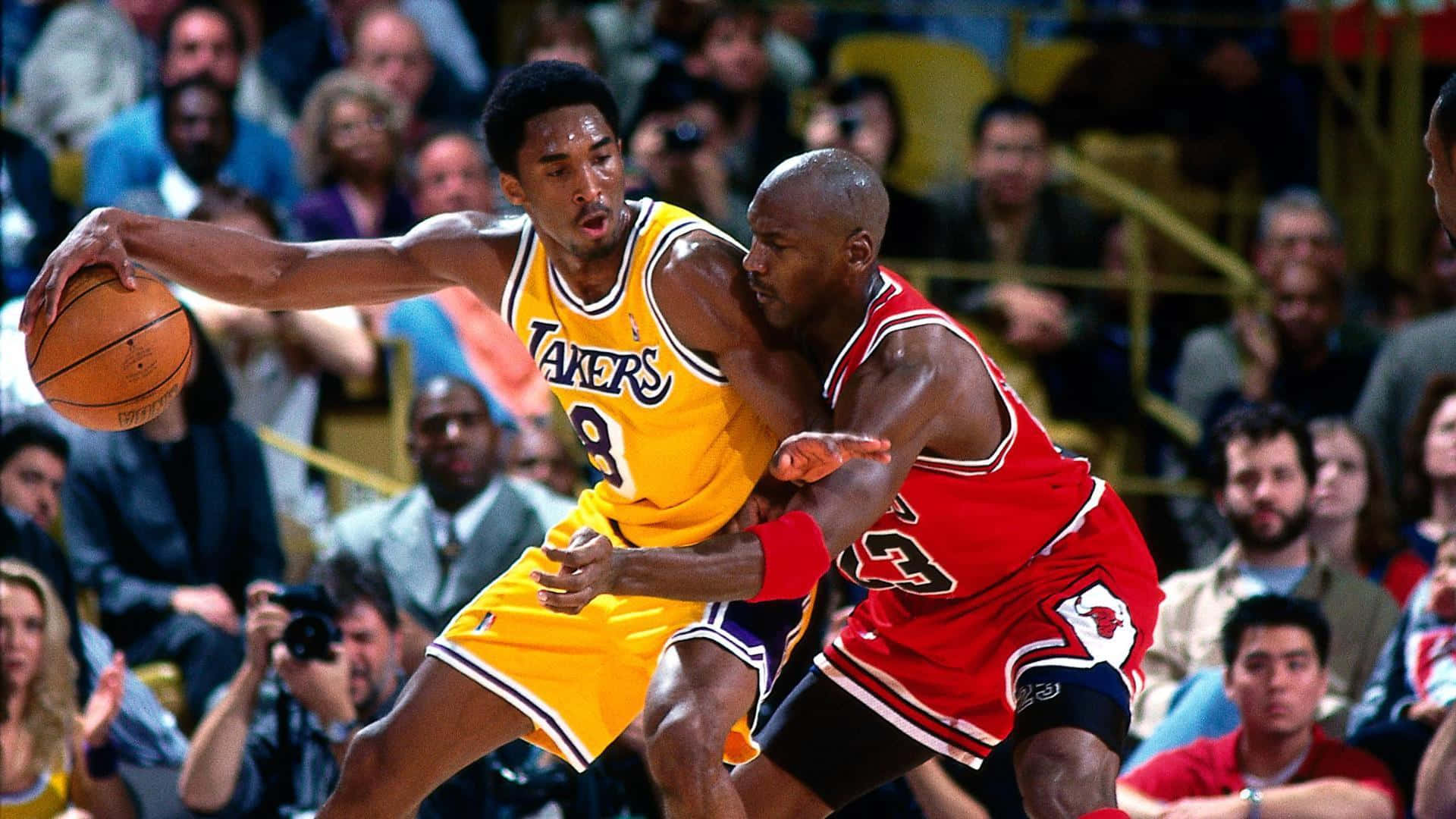 Jordan And Kobe 桌布 壁紙 — 身穿黃色湖人球衣的柯比布萊恩在激烈的籃球比賽中運球越過身穿紅色公牛球衣的麥可喬丹。