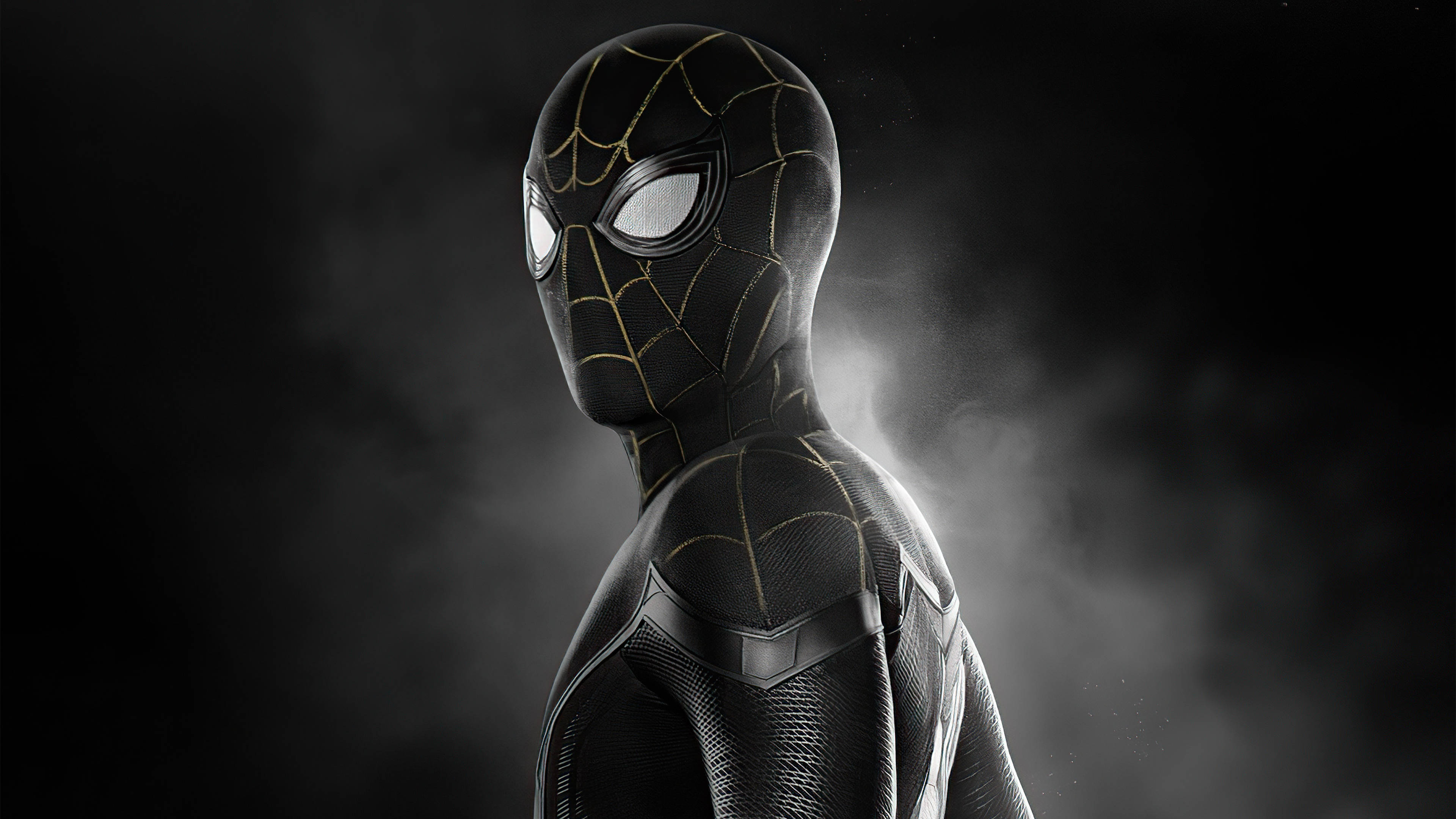 Spider Man No Way Home 桌布 壁紙 — 身穿黑色戰衣、帶金色蛛網的蜘蛛人站在煙霧瀰漫的黑暗中，發光的白色眼睛直視前方。