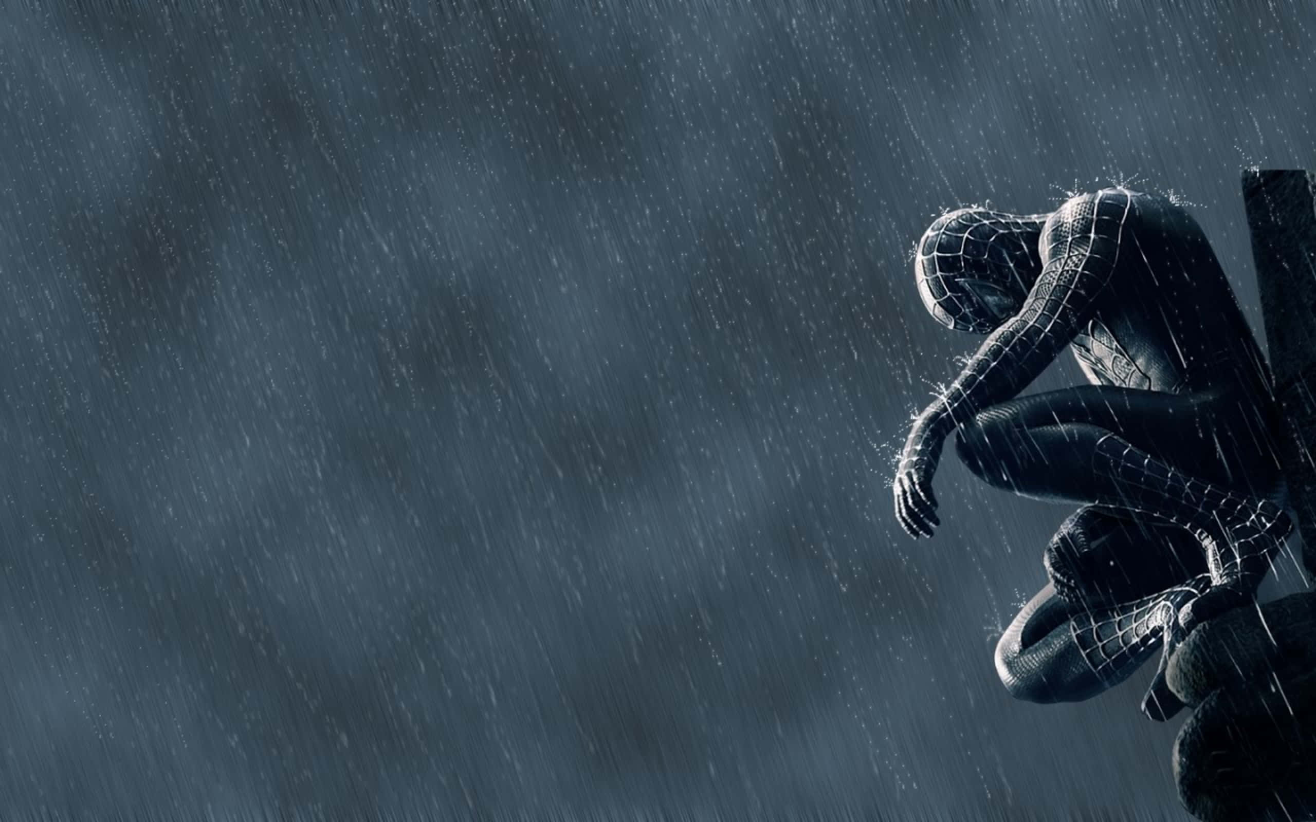 Spider Man 3 桌布 壁紙 — 身穿黑色戰衣的蜘蛛人獨自坐在邊緣上，在傾盆大雨中，背後是黑暗風暴的天空。