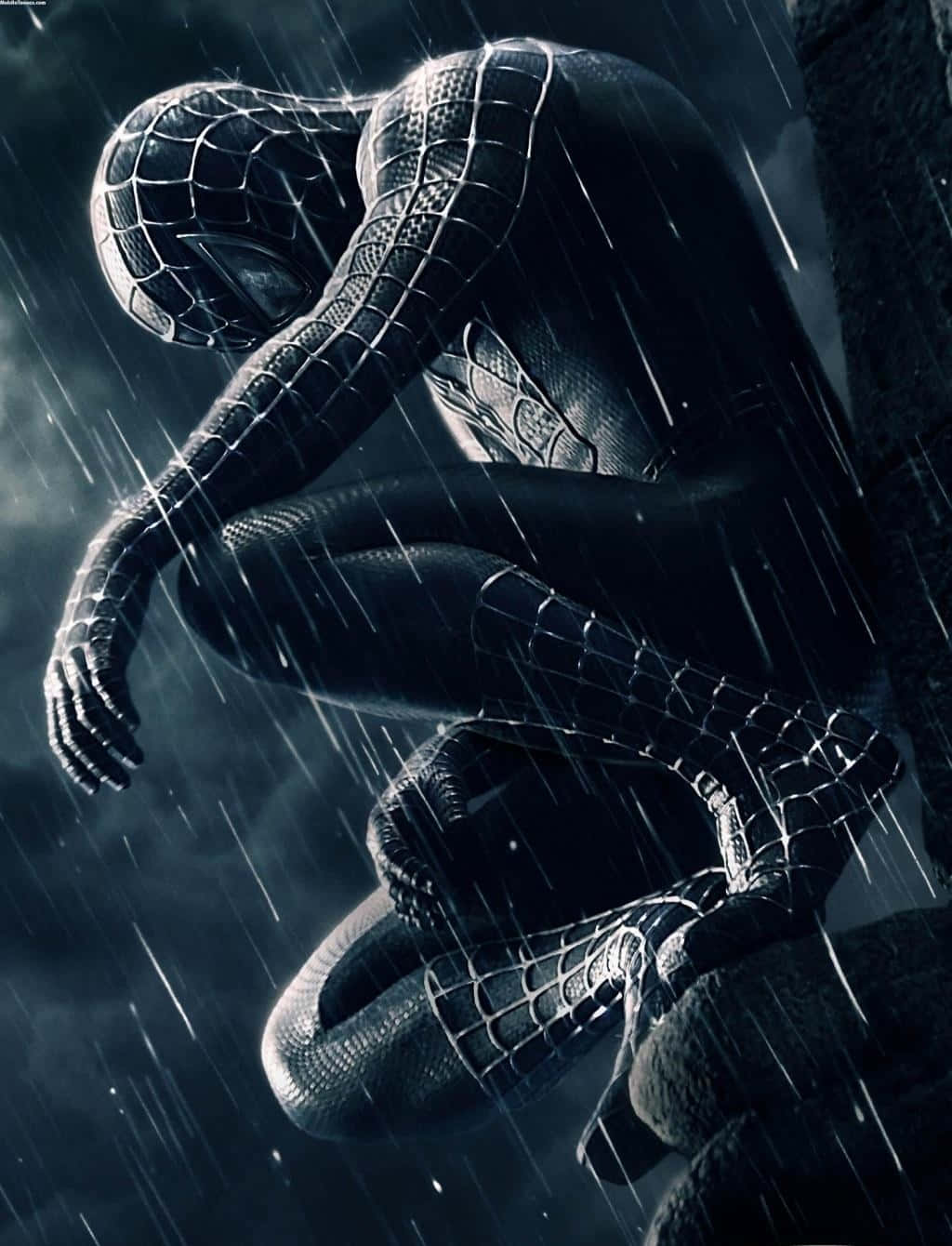 Spider Man Phone 桌布 壁紙 — 身穿黑色戰衣的蜘蛛人蹲在雨中，背靠暗色石牆，搭配戲劇性燈光。