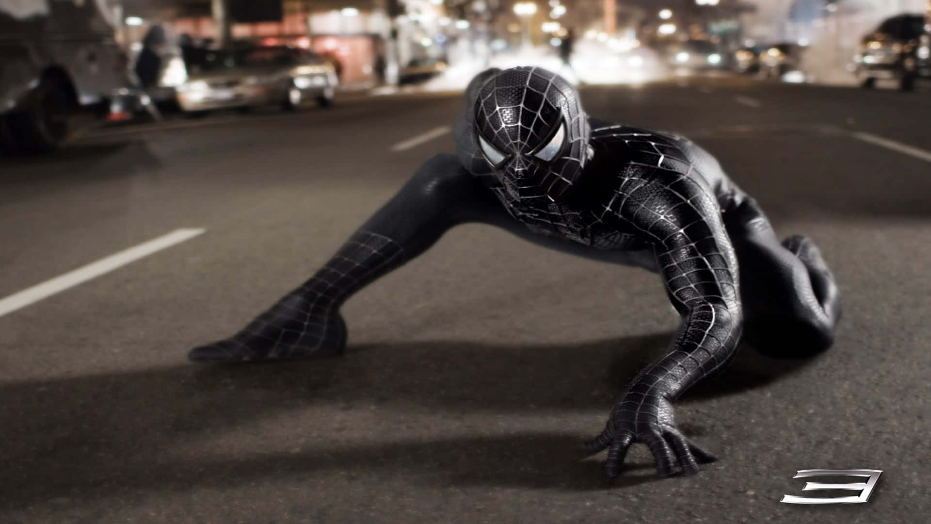 Spider Man 3 桌布 壁紙 — 身穿黑色戰衣的蜘蛛人蹲在霓虹燈下濕漉漉的城市街道上，背景有模糊的汽車。