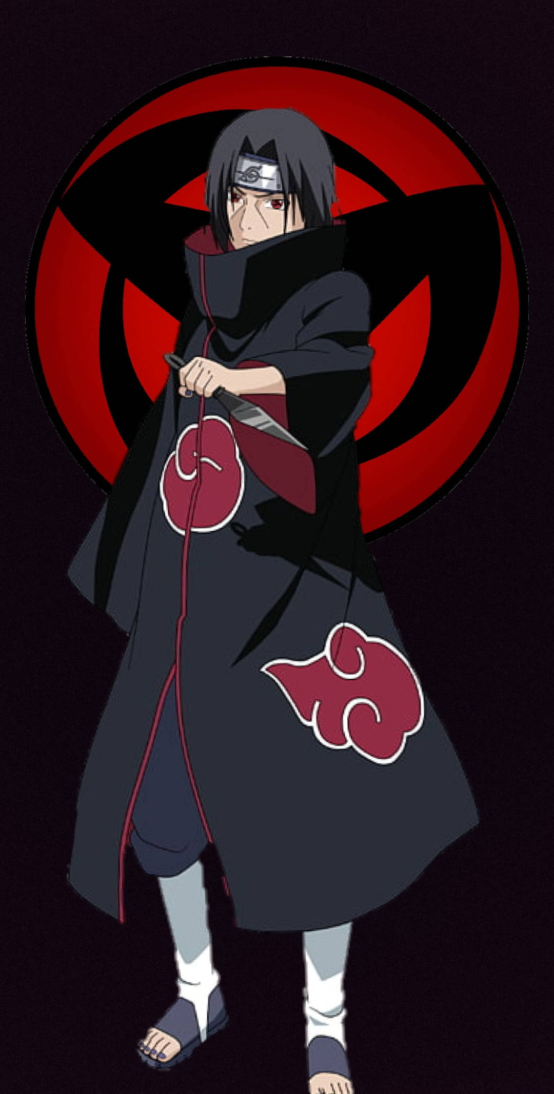 Mangekyou Sharingan 桌布 壁紙 — 身穿黑色斗篷、帶有紅色雲紋的動漫角色，站在紅黑螺旋徽章前，手持苦無。