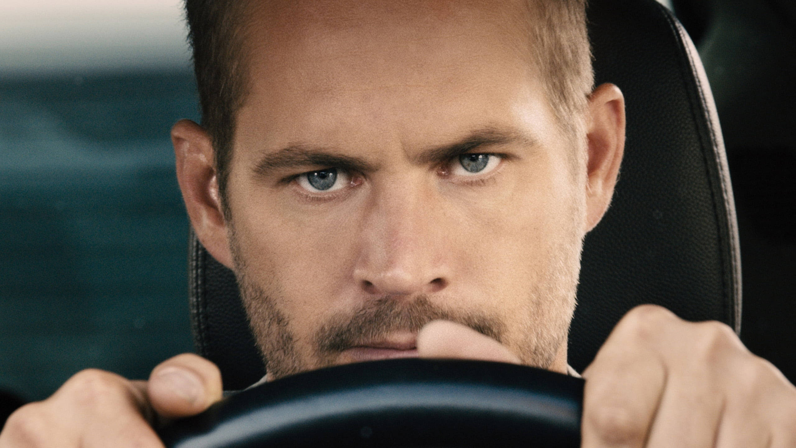 Paul Walker 桌布 壁紙 — 車內一名男子專注地緊握方向盤的強烈特寫。