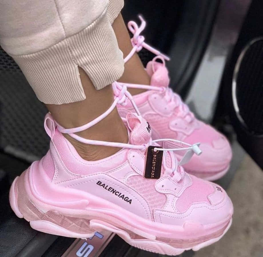Pink Shoes 桌布 壁紙 — 車內一名身穿米色褲子的人所穿的粉紅色Balenciaga運動鞋（白色鞋帶）特寫。