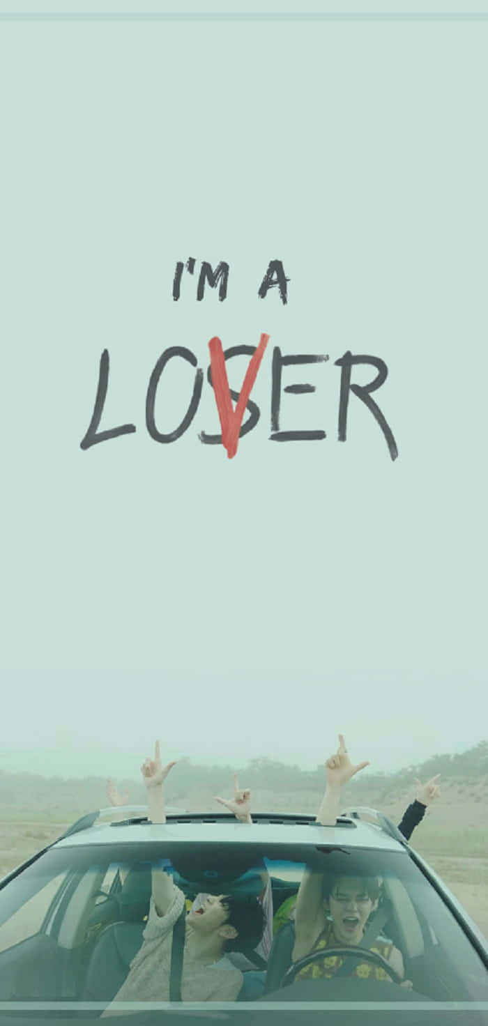 Lover Loser 桌布 壁紙 — 車內兩個開心的人舉起手，文字「I'M A LOSER」中的「O」被紅色斜線劃掉。
