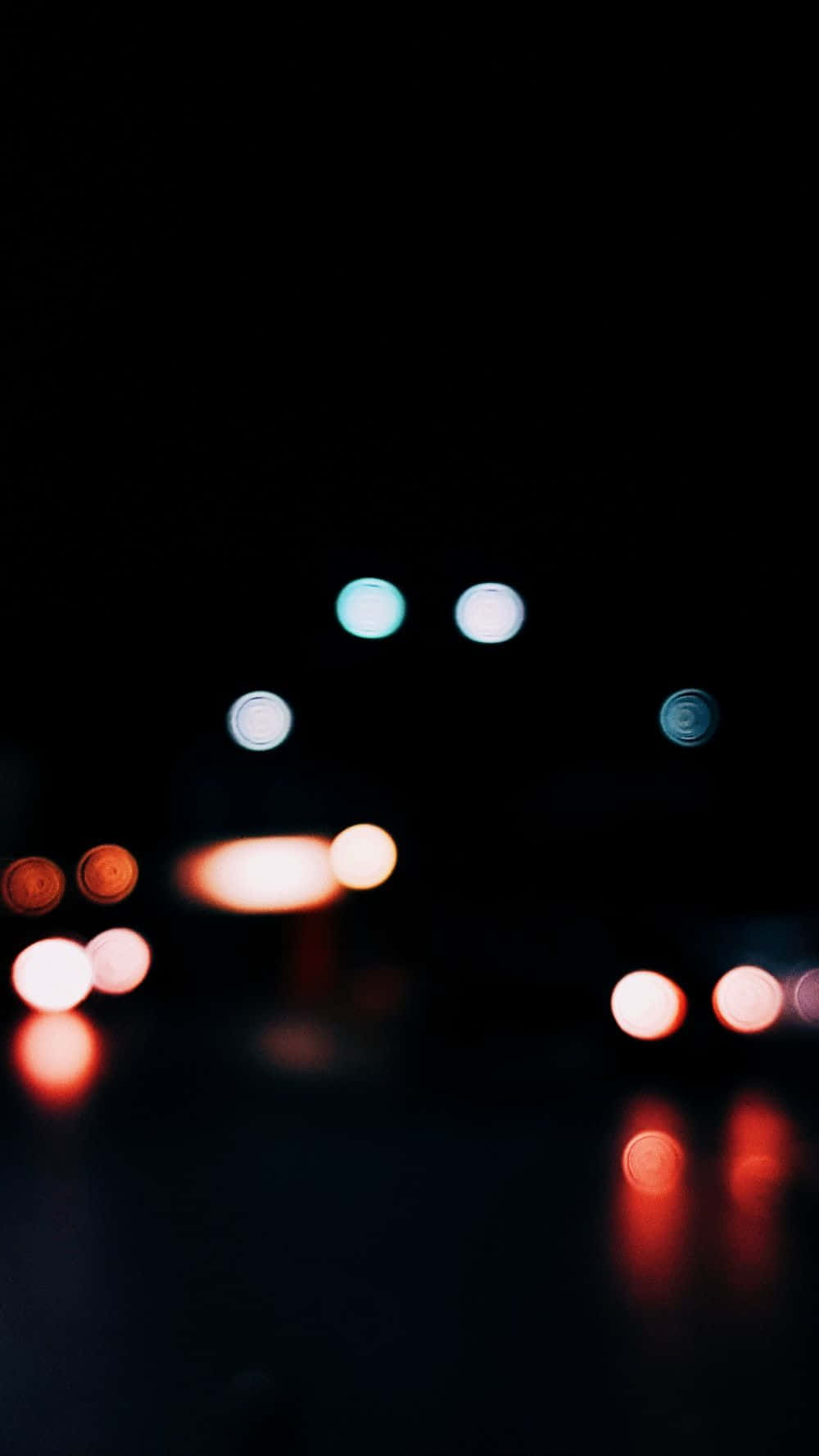 Light 桌布 壁紙 — 車頭燈和尾燈的散景光在黑暗的夜路上柔和地發光。