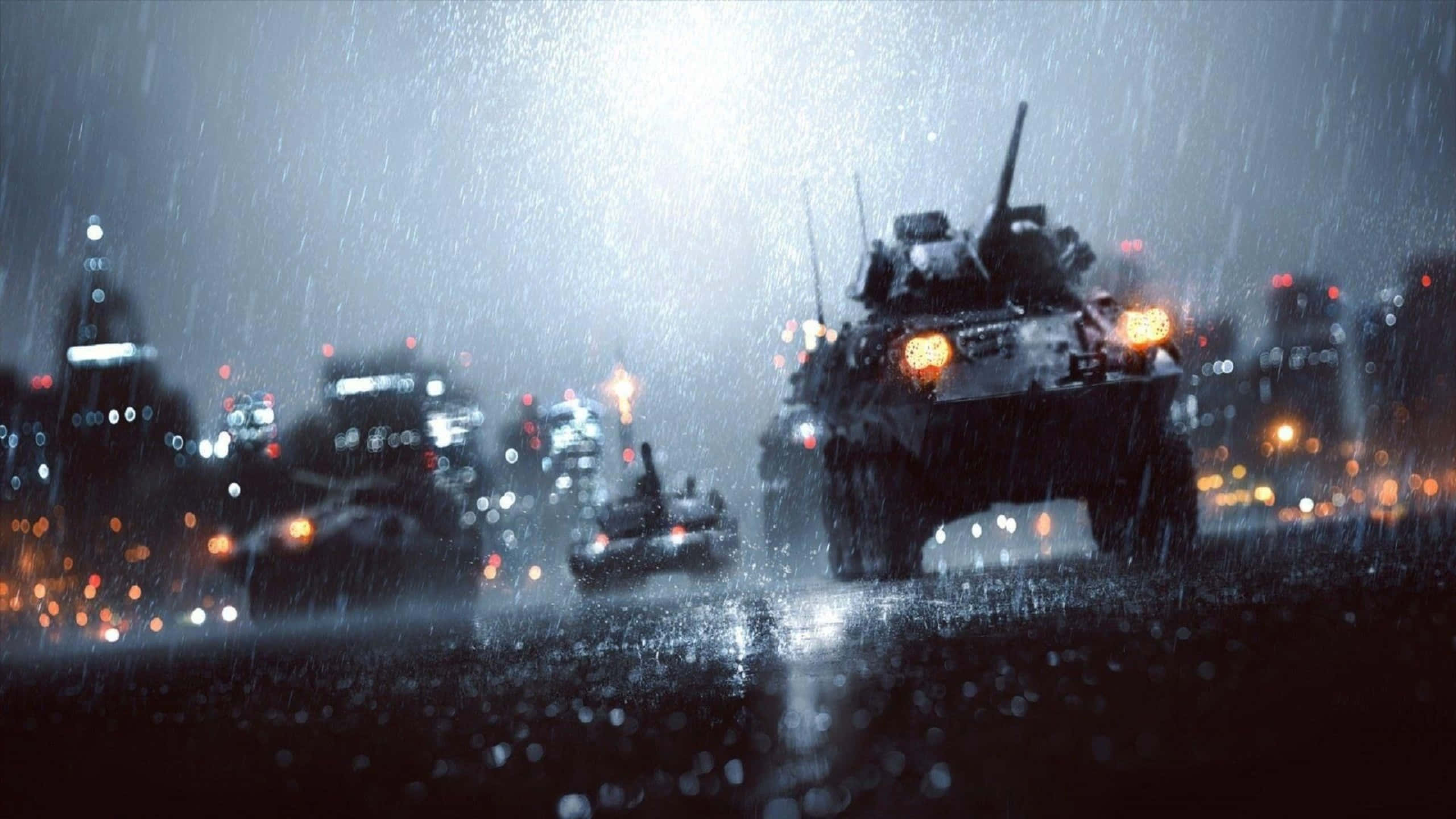 Raining 桌布 壁紙 — 軍用裝甲車在夜間穿過被雨水浸透的城市街道，發光的車頭燈穿透傾盆大雨。