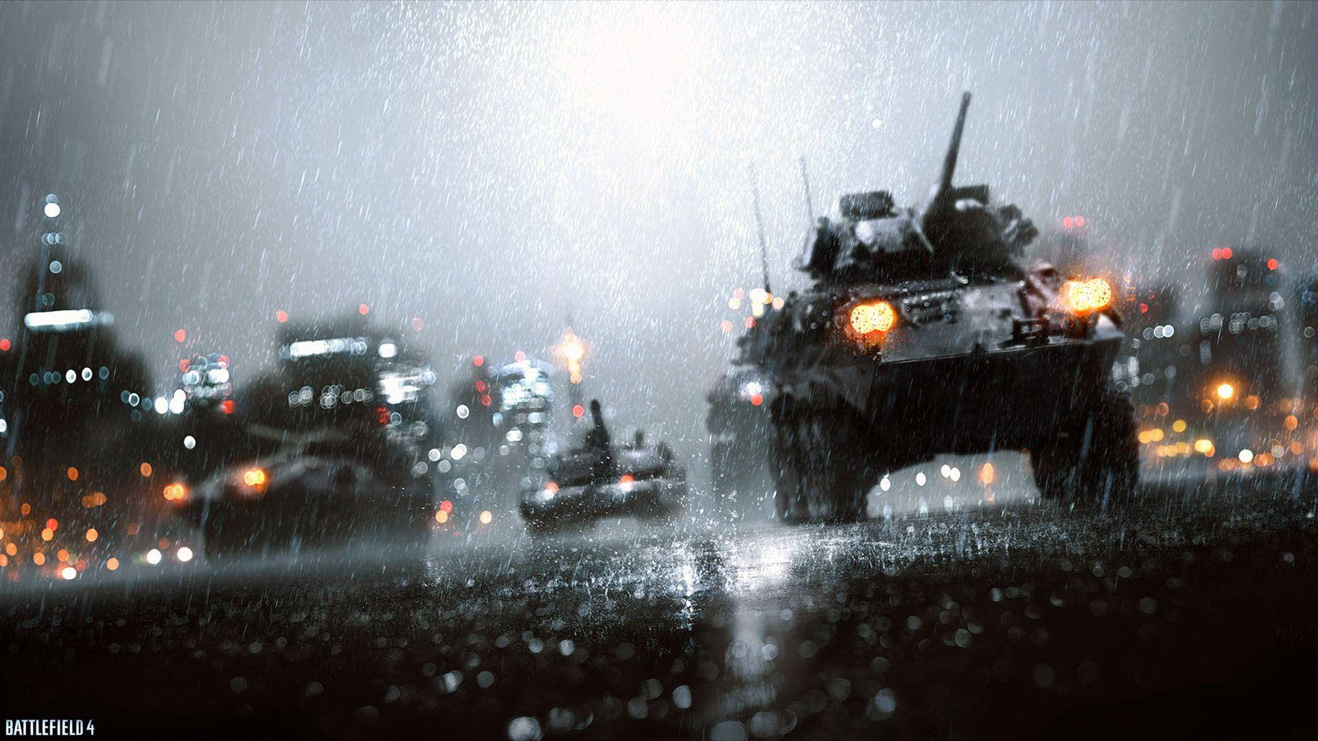 Battlefield 4 City 桌布 壁紙 — 軍用車輛在暴雨中沿著濕漉漉的城市街道前進，背景有模糊的燈光。