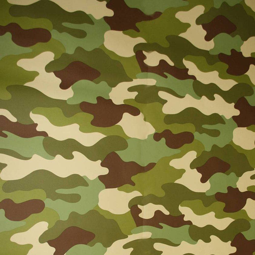 迷彩動態 桌布 壁紙 — 軍用迷彩布料的特寫，帶有綠色、棕色和米色斑點，用於融入林地環境。