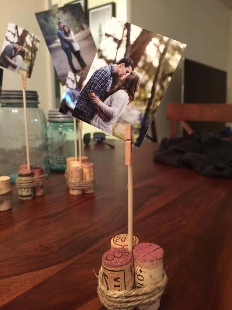 Wedding 桌布 壁紙 — 軟木和麻繩照片架在木桌上展示浪漫情侶照片。