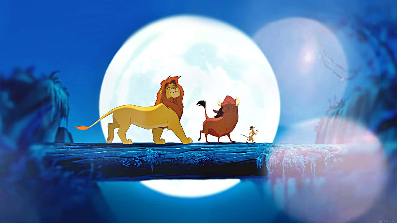 1366x768 Disney 桌布 壁紙 — 辛巴和丁滿站在懸崖上，頭頂一輪巨大的月亮，經典迪士尼動畫場景。