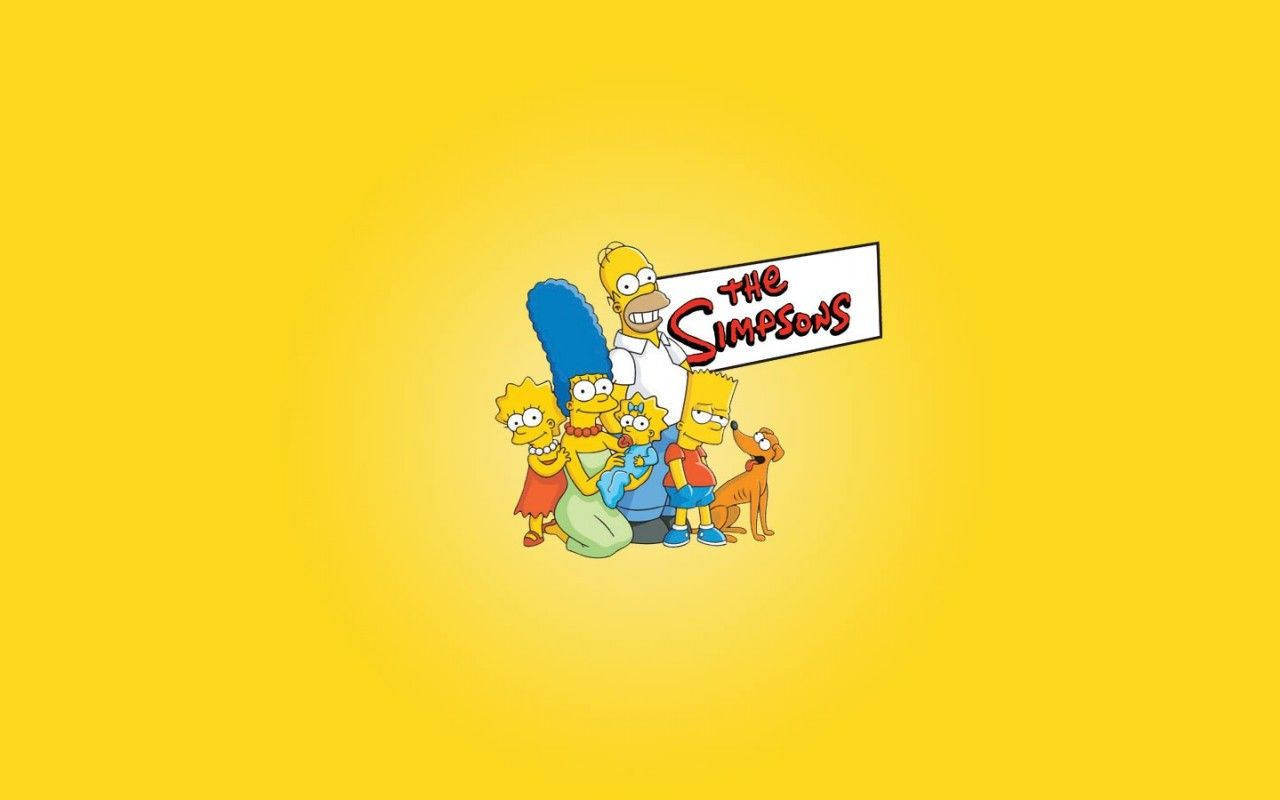 marge 桌布 壁紙 — 辛普森家庭卡通人物站在明亮的黃色背景前，並帶有節目標題標誌。