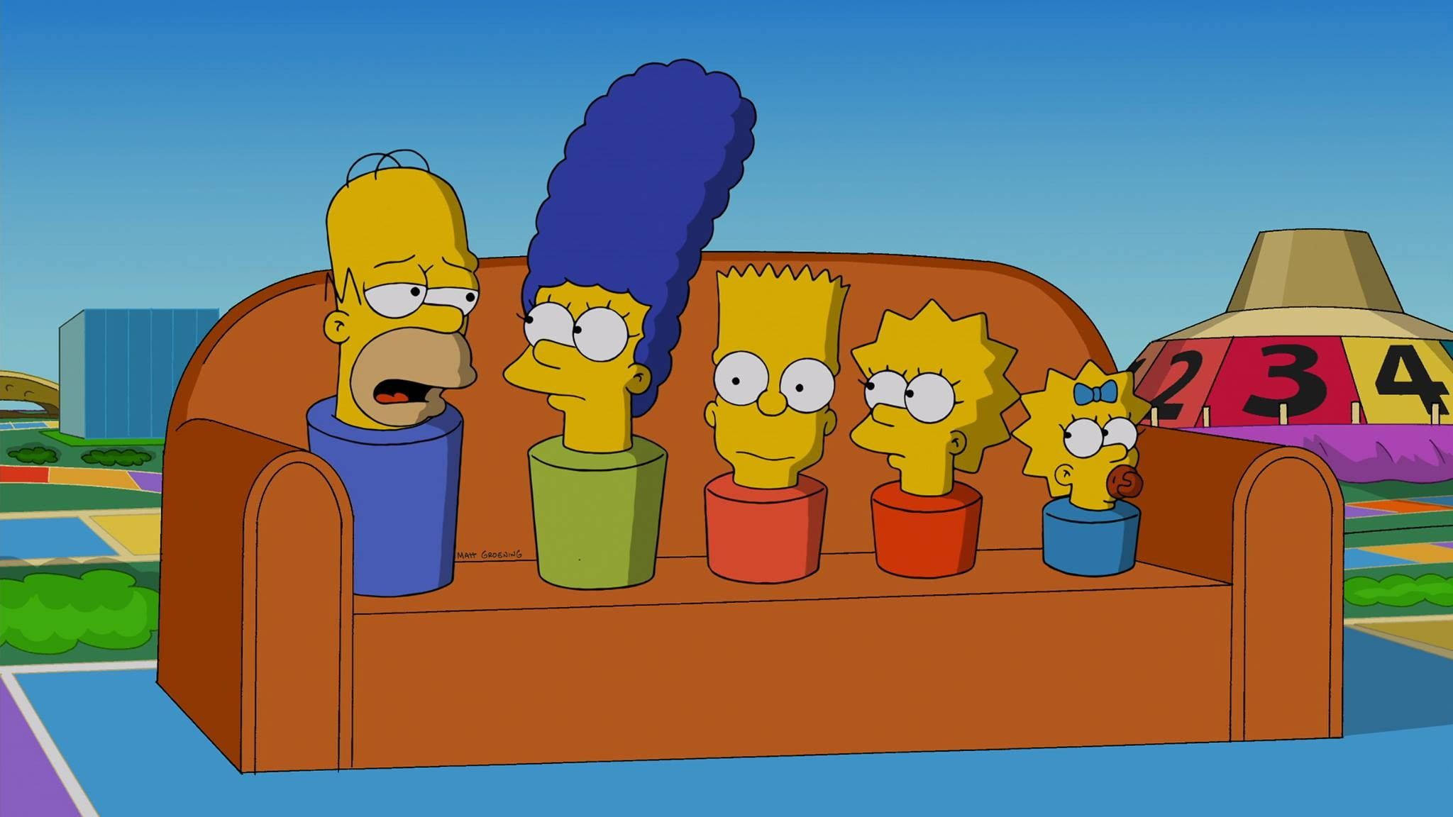 marge 桌布 壁紙 — 辛普森家族的頭部是盆栽植物，坐在他們標誌性的橙色沙發上，背景是色彩繽紛的卡通場景。