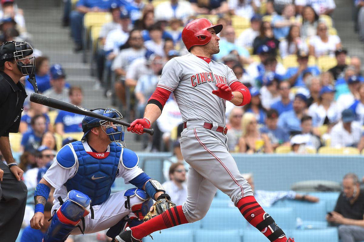 Joey Votto 桌布 壁紙 — 辛辛那提棒球手在揮棒中途揮動球棒，捕手和裁判在日間比賽中專注觀看。