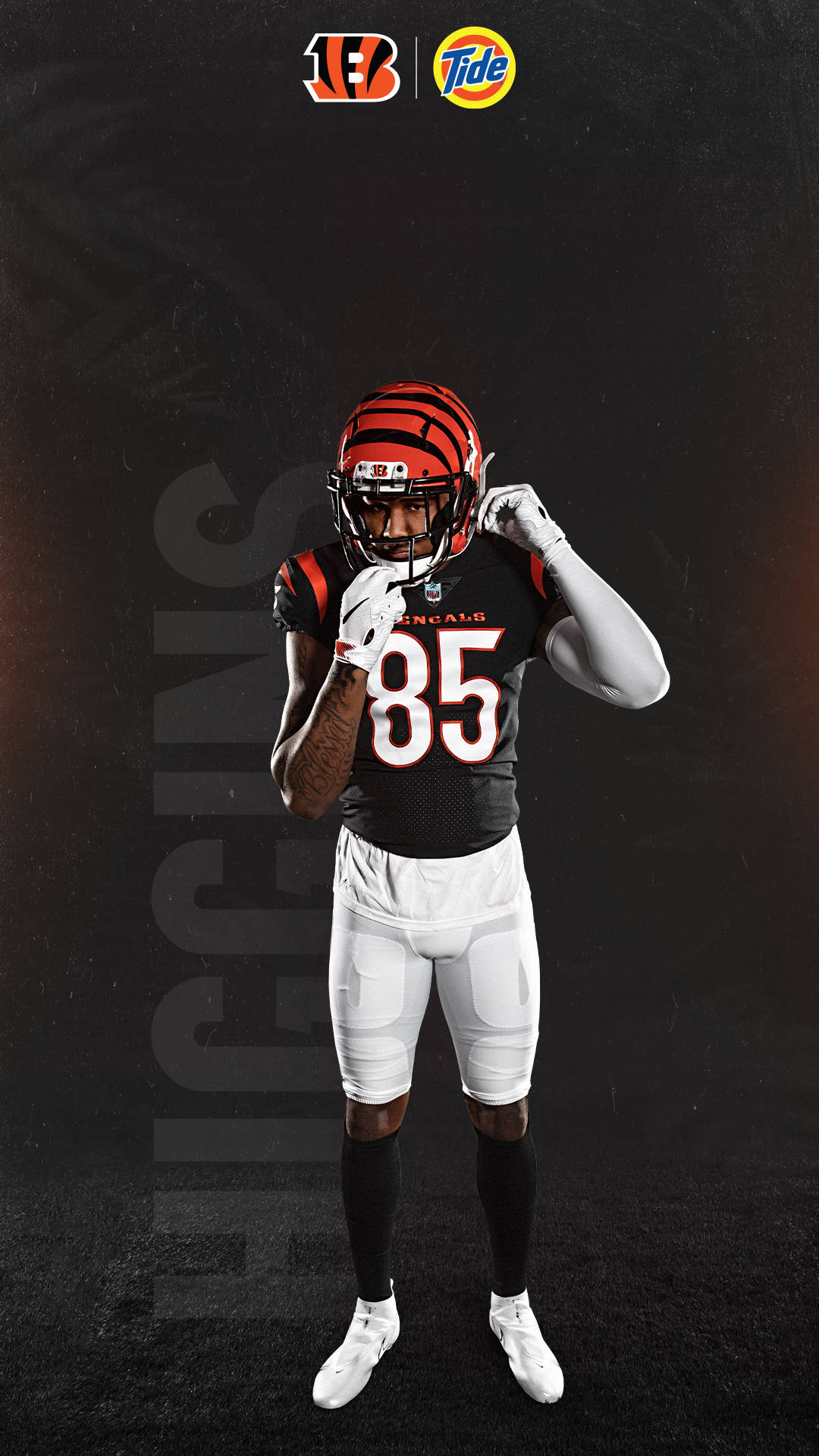 Bengals 桌布 壁紙 — 辛辛那提猛虎隊85號美式足球員自信地穿著全套裝備，站在帶有品牌標誌的深色工作室背景前。