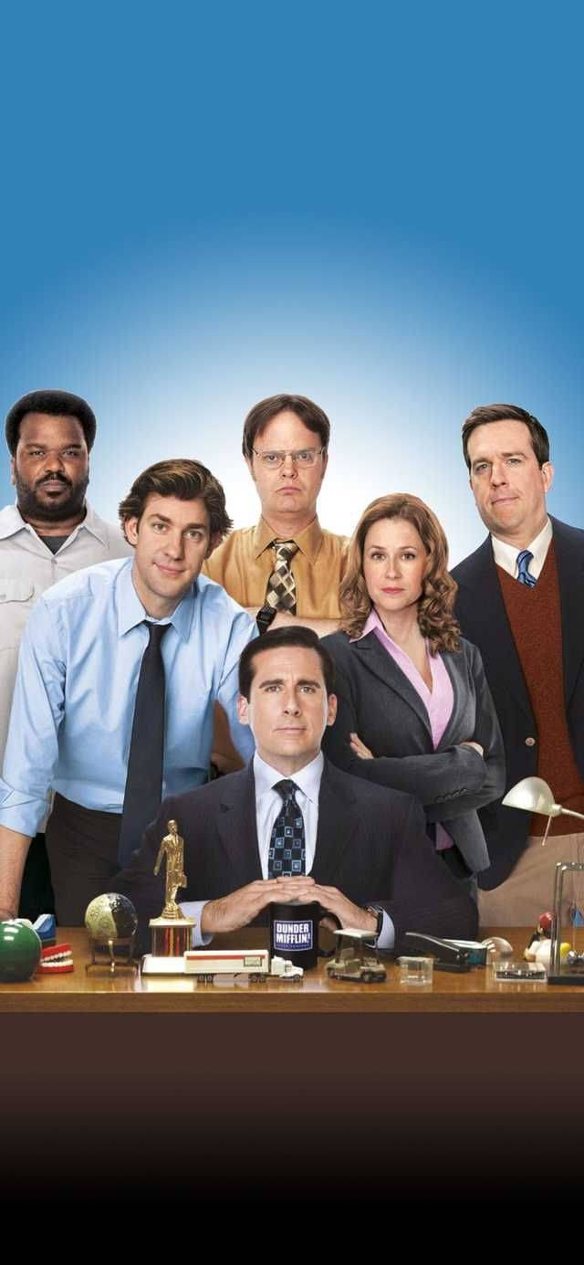 Michael Scott 桌布 壁紙 — 《辦公室》的演員在明亮的辦公室環境中擺姿勢，背景為藍色漸變，桌面雜亂。