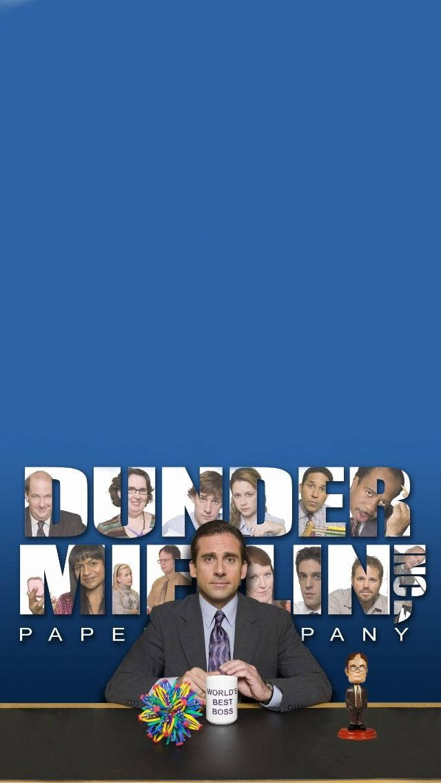 Michael Scott 桌布 壁紙 — 辦公室職員坐在辦公桌前，手持一個馬克杯，杯上同事的臉孔在他身後形成公司標誌。