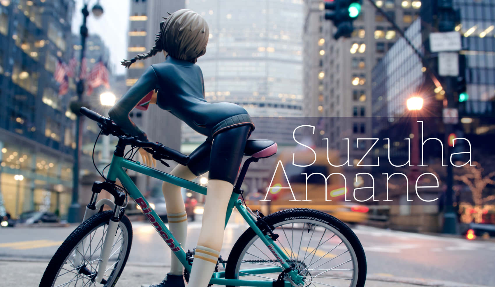 Suzuha Amane 桌布 壁紙 — 辮子動畫女孩騎著青綠色腳踏車穿過黃昏的城市街道，身後是模糊的摩天大樓。