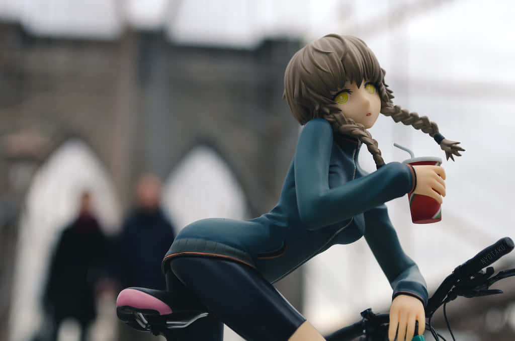 Suzuha Amane 桌布 壁紙 — 辮子女孩坐在腳踏車上，手持紅色杯子，背景是模糊的石橋的動漫人偶。
