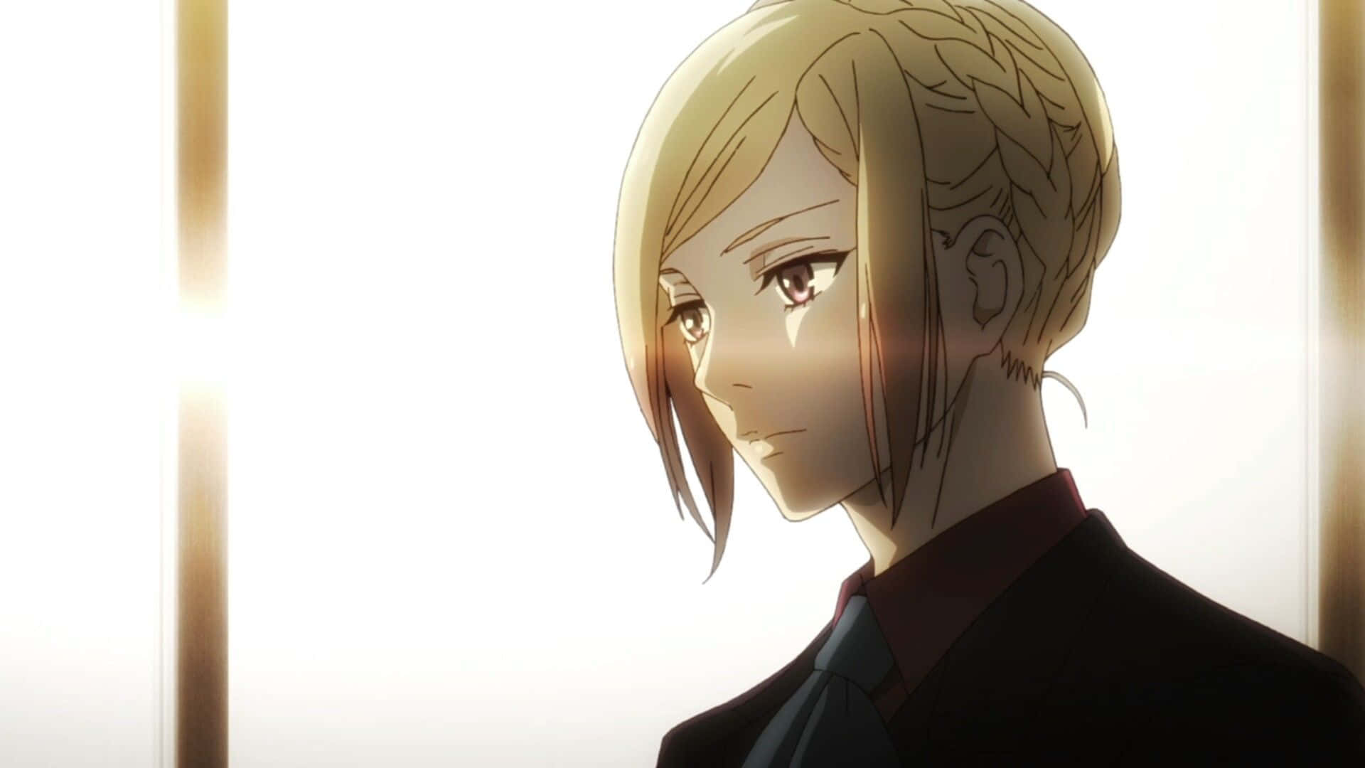 Kureo Mado 桌布 壁紙 — 辮子金髮動漫角色，表情嚴肅，站在窗邊柔和的金色光線中。