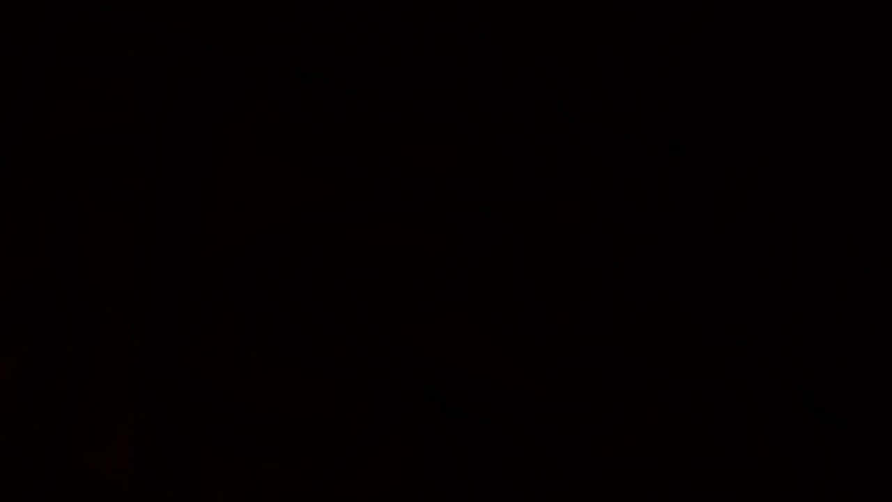 黑色 桌布 壁紙 — 近乎黑色的背景，帶有微弱的抽象紅色和橙色斑點，類似遙遠的星星或宇宙塵埃。