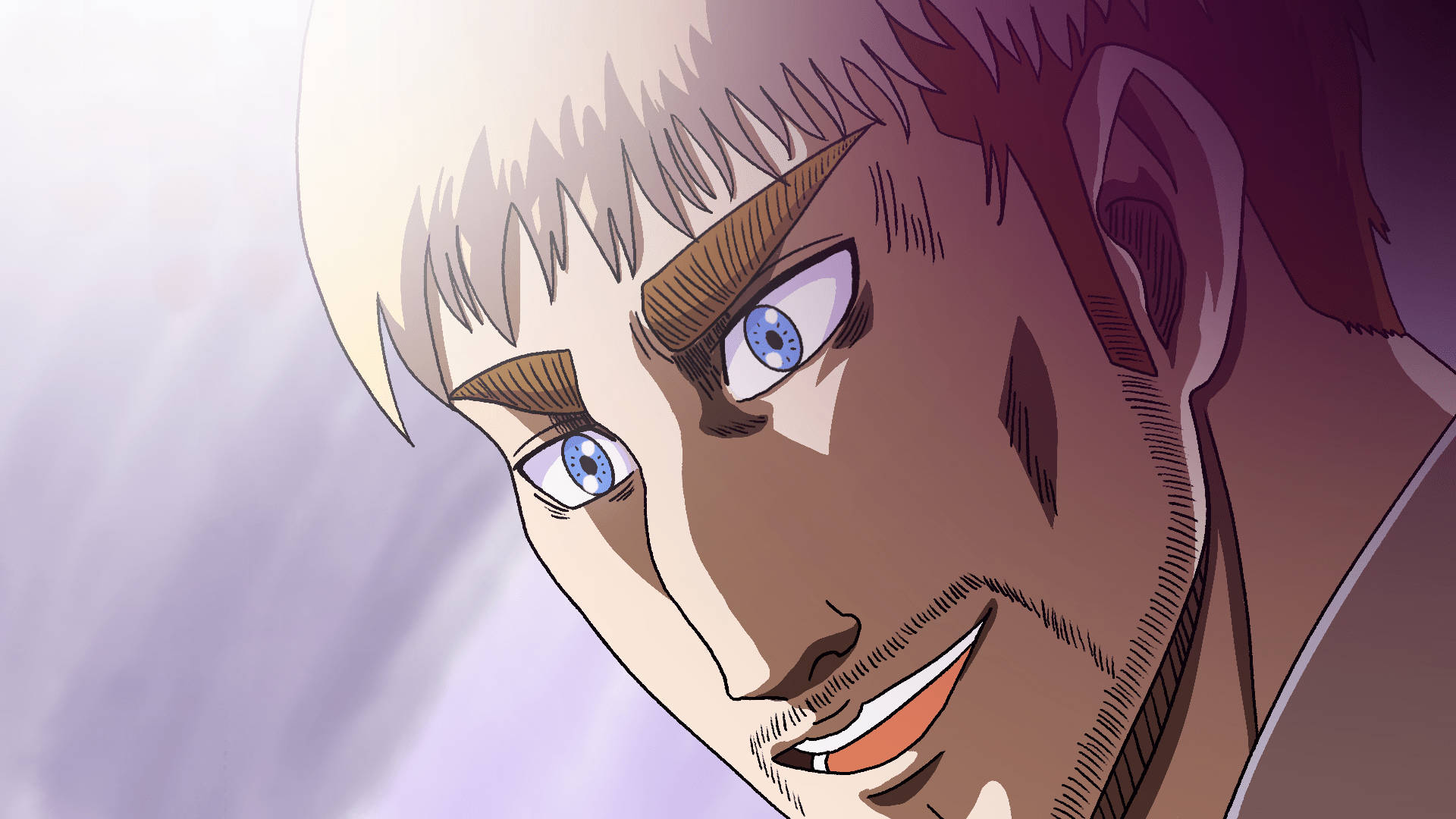 Erwin 桌布 壁紙 — 近距離動畫肖像，一名男子擁有銳利的藍色眼睛和尖刺白色頭髮，在柔和的紫色背景上強烈微笑。