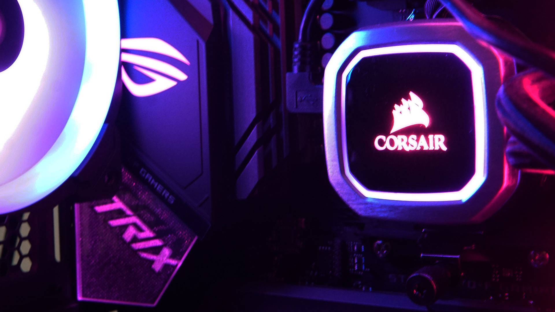 Rgb 4K 桌布 壁紙 — 近距離拍攝Corsair和Tt eSPORTS的RGB發光PC組件，沐浴在紫色和藍色霓虹燈光中。