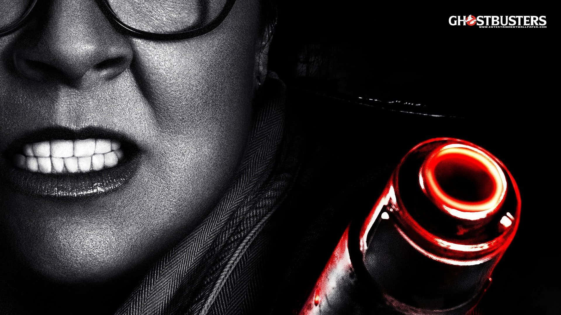 魔鬼剋星 桌布 壁紙 — 近距離拍攝一位戴眼鏡、神情堅定的捉鬼敢死隊，在黑色背景下緊握發光的紅色質子背包。