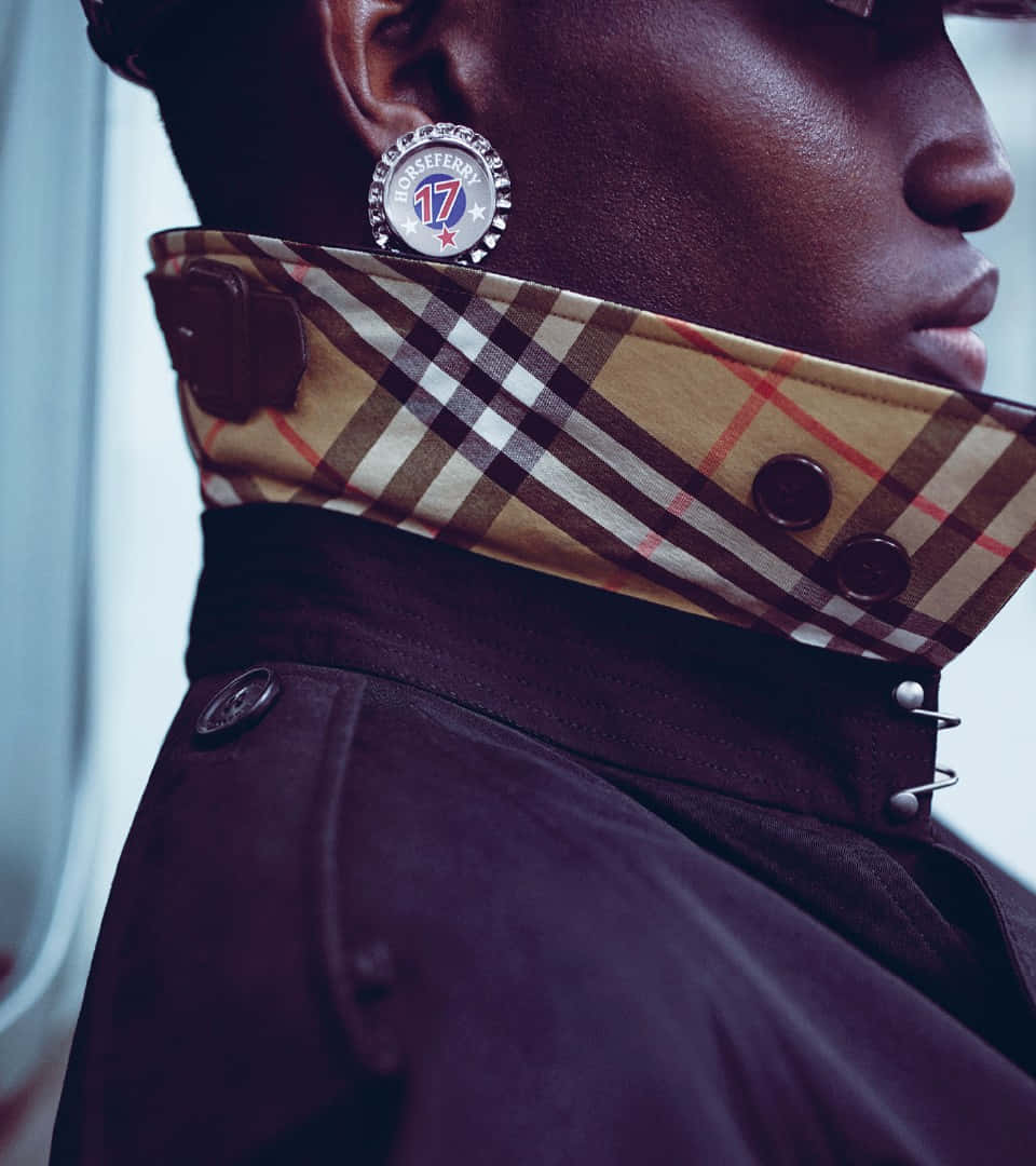 Burberry 桌布 壁紙 — 近距離拍攝一位穿著Burberry風衣的人，具有獨特的格紋領口和一個大圓形耳環。