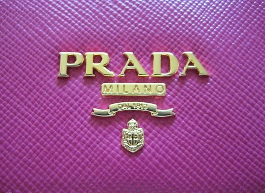 Prada 桌布 壁紙 — 近距離拍攝一個充滿活力的粉紅色紋理 Prada 皮革手提包，帶有金色標誌和徽章圖案。