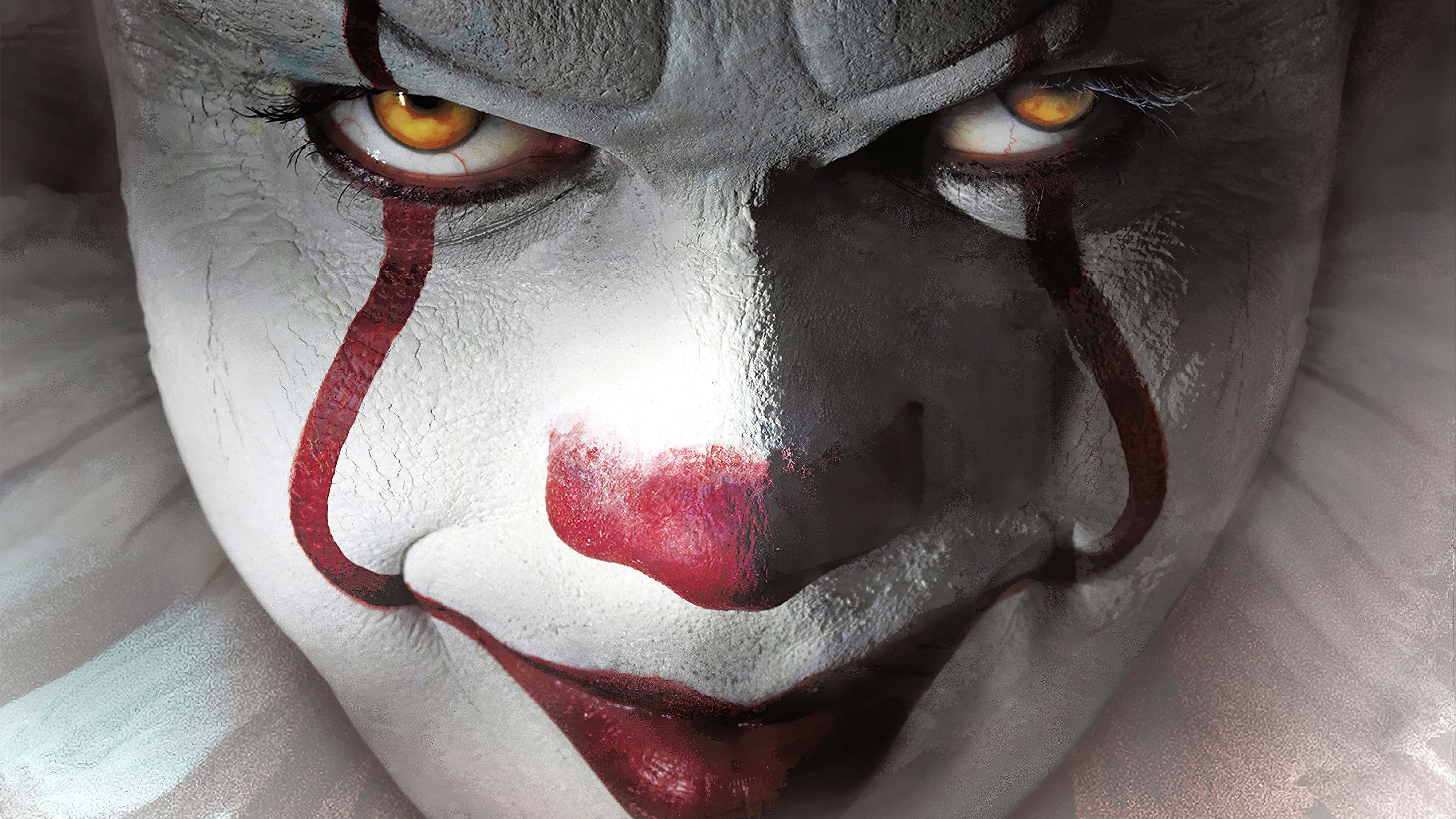 It 2017 桌布 壁紙 — 近距離拍攝一個帶有白色臉部彩繪、紅色眼淚和發光黃色眼睛的威脅性小丑。