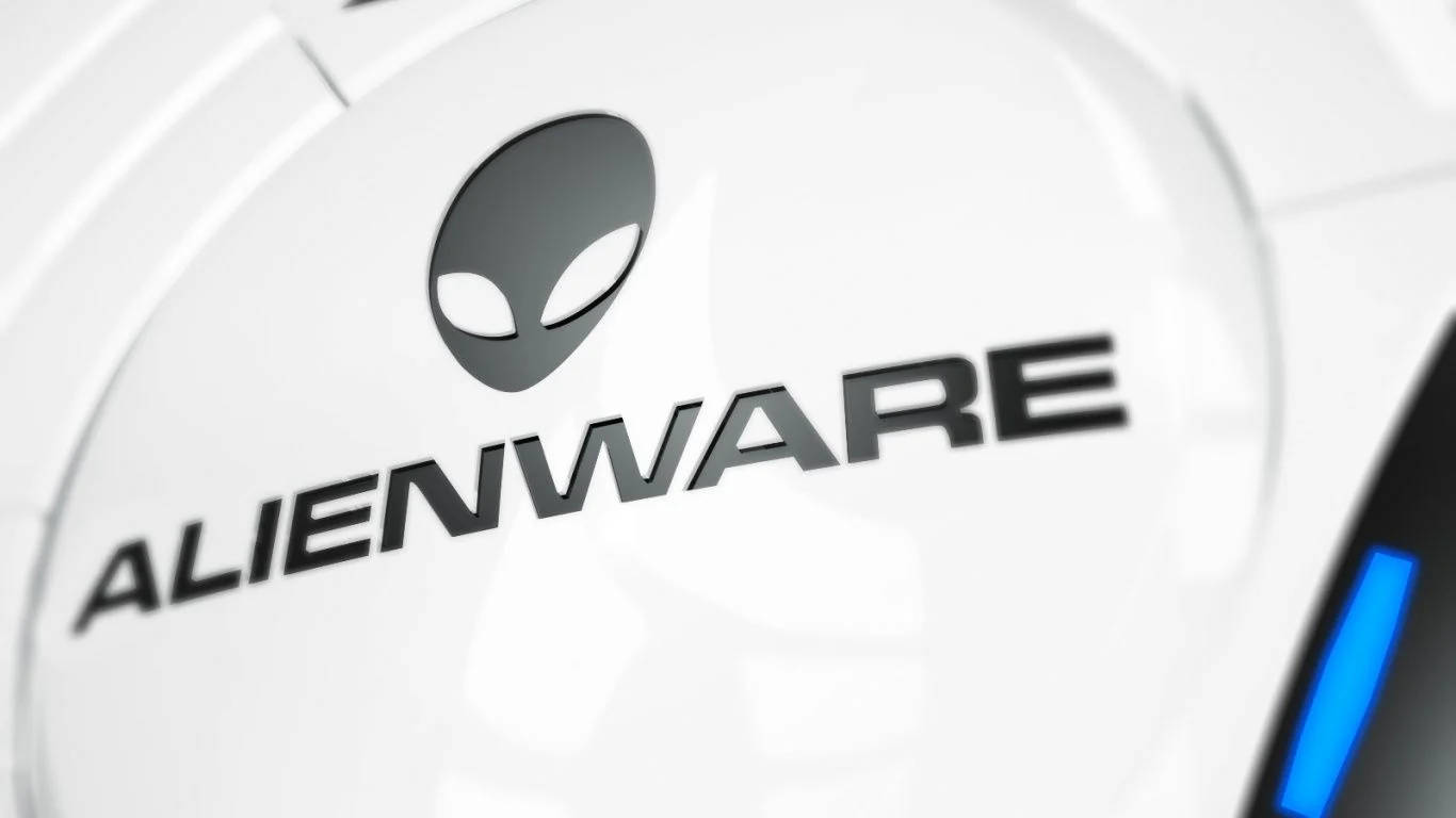 white alienware 桌布 壁紙 — 近距離拍攝一個時尚的白色Alienware標誌，帶有發光藍色點綴，位於未來主義的遊戲設備上。