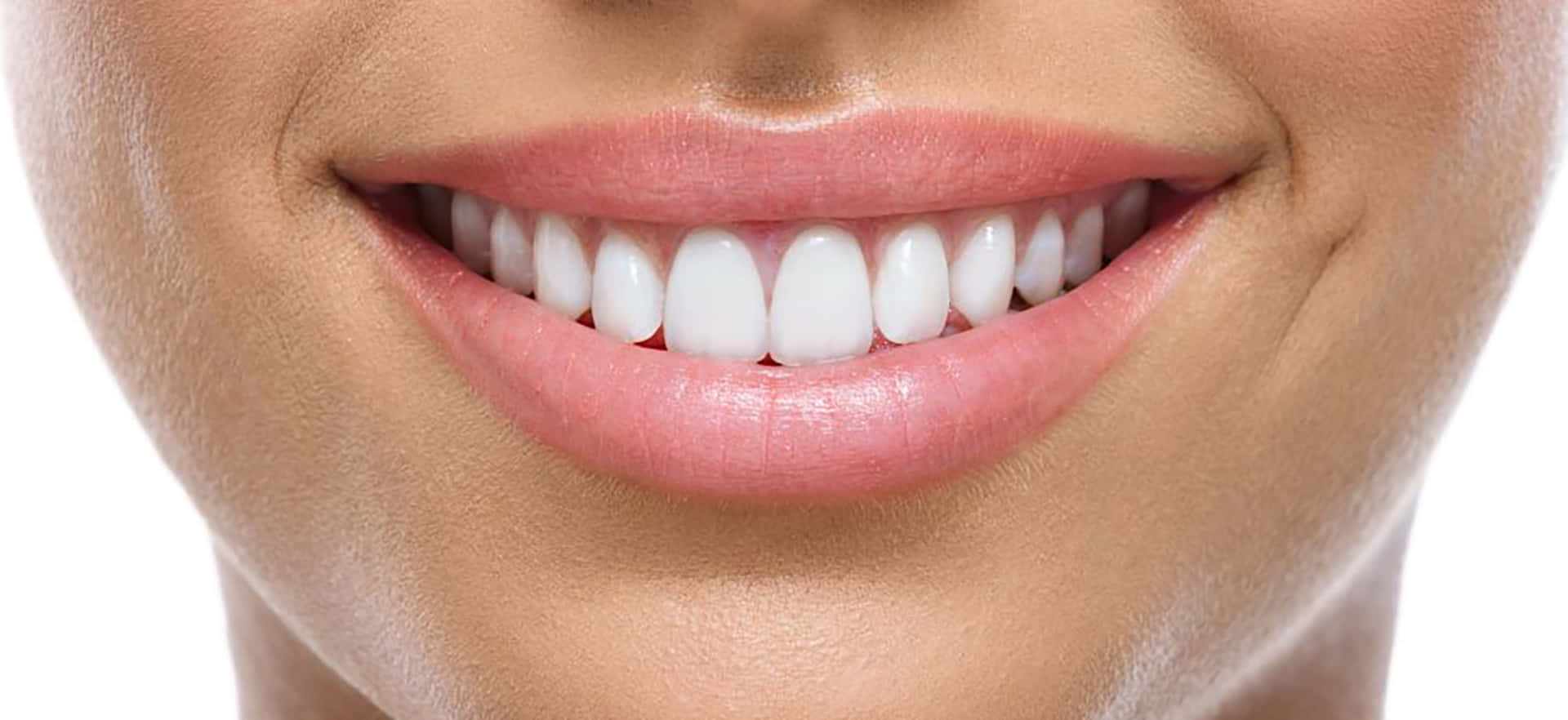 smiling 桌布 壁紙 — 近距離拍攝一個燦爛的笑容，展示完美排列的白色牙齒和柔軟的粉紅色嘴唇，背景為潔淨的白色。