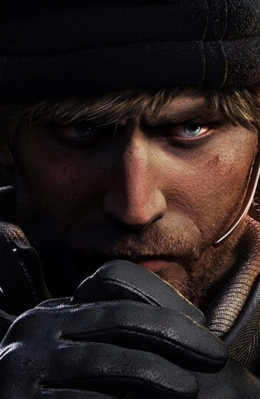 Rainbow Six Siege Maverick 桌布 壁紙 — 近距離拍攝一個粗獷男子，擁有強烈的藍色眼睛和黑色毛帽，在陰暗光線中緊握武器。
