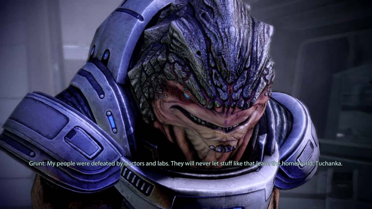 Mass Effect Grunt 桌布 壁紙 — 近距離拍攝一個脾氣暴躁的裝甲外星人，擁有紋理紫色皮膚和發光的藍色眼睛，處於昏暗的未來環境中。